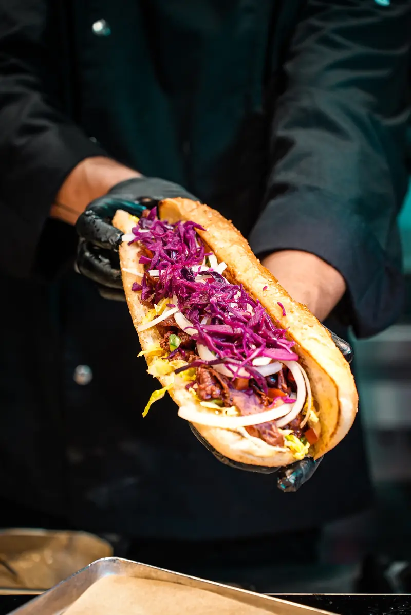 Pastrami Sub mit Rotkraut und Zwiebeln