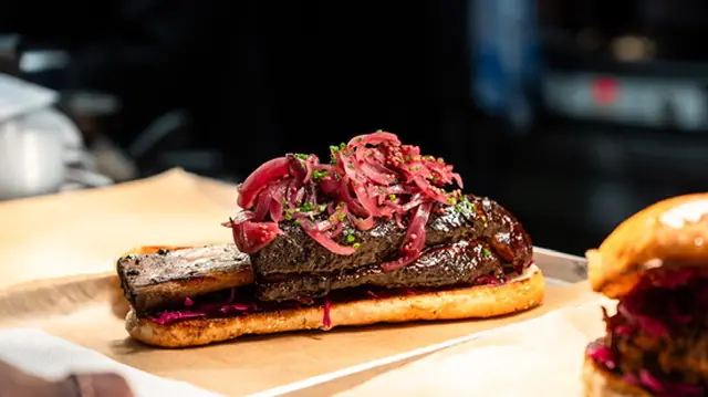 Short Rib Sub mit eingelegten roten Zwiebeln